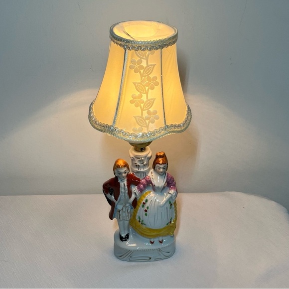 Vintage Boudoir Lamp - Figural Colonial Couple - Porcelain Occupied Japan - Picture 2 of 10